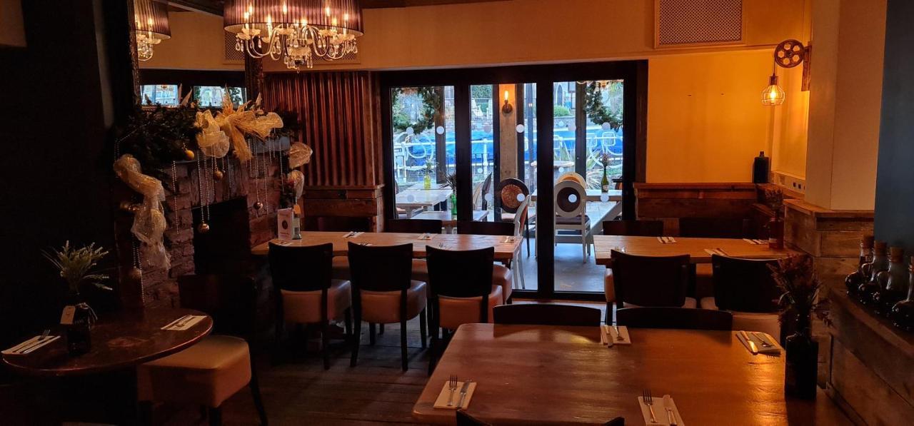 The Waterside Bar, & Restaurant *