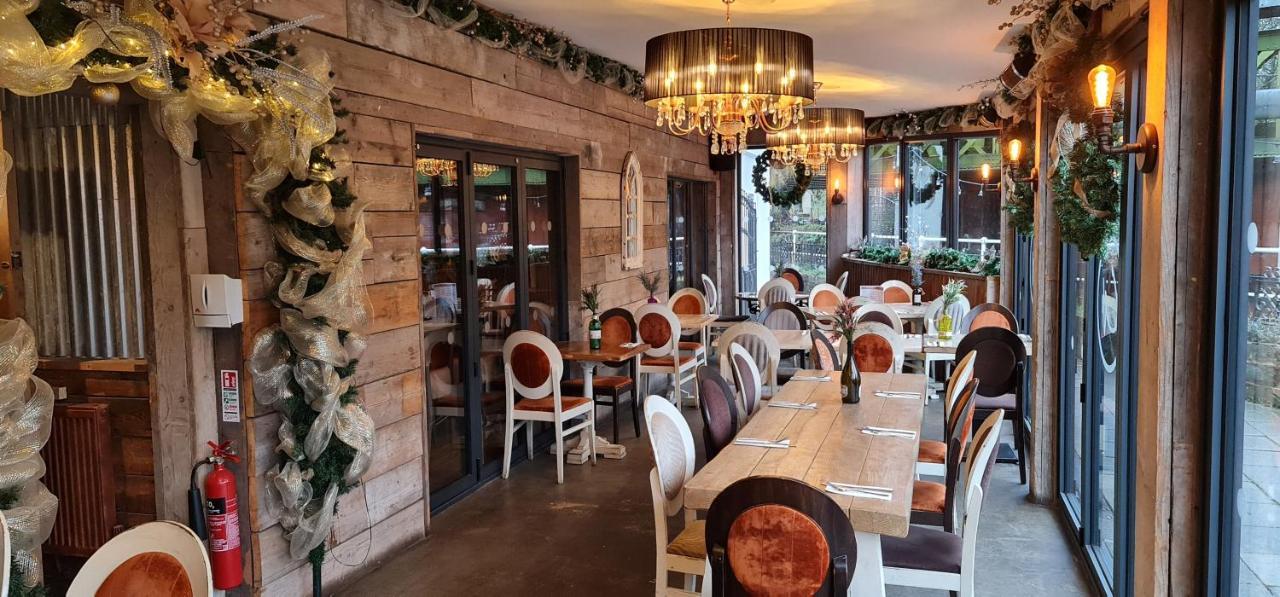 The Waterside Bar, & Restaurant Hotel