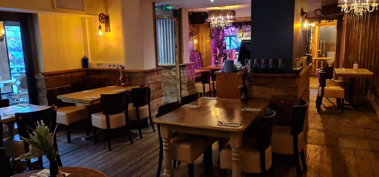 The Waterside Bar, & Restaurant * Swinton (Greater Manchester)